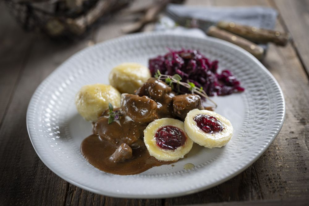 Bild zum Rezept "Preiselbeerknödel trifft Wildragout"